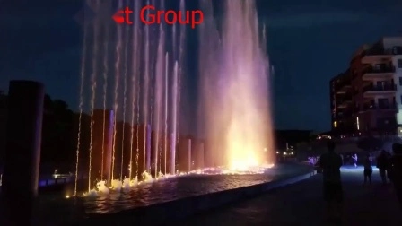 Im Freien Feuer auf Wasserflammenbrunnen setzen