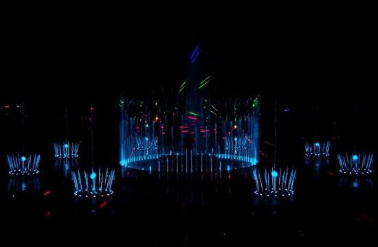 Benutzerdefinierter quadratischer Brunnen, Wasserfallbrunnen für den Außenbereich mit holografischer 3D-Projektion, Feuerspray aus Musikfilmen, Luftexplosion, quadratischer Springbrunnen mit schwingendem Wasser