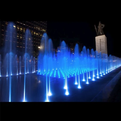 Große Skulptur in runder Form, interaktiver laufender Bodenwasserbrunnen